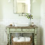 Lavabo vert dans la salle de bain de style provençal