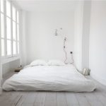 Chambre blanche avec lit blanc
