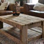 Des palettes en bois pour la table du salon faites-le vous-même