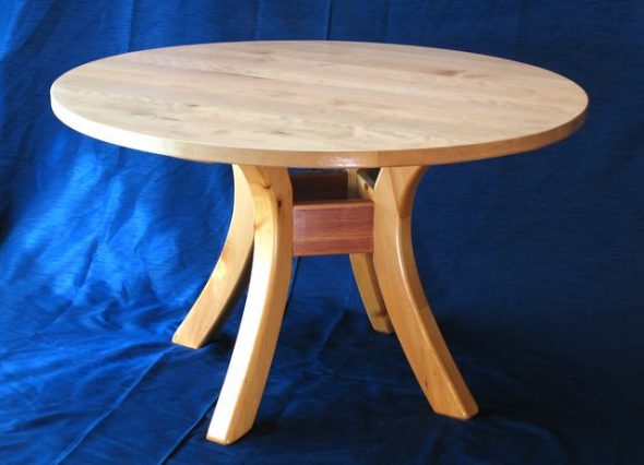 Table ronde avec un design sur quatre supports