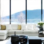 Salon avec canapé blanc dans un style minimalisme