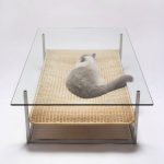 Une version intéressante d'une table basse avec un lit de chat