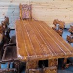 Belle table en bois massif avec des chaises en bois