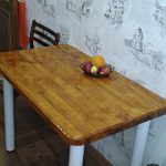 Table avec dessus en bois laqué dans la cuisine