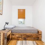 Petite chambre avec meubles faits maison