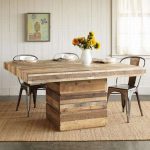 Table en bois massif dans la salle à manger