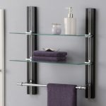 Les meubles en métal sont parfaits pour créer un intérieur dans la salle de bain dans le style hi-tech ou minimalisme.