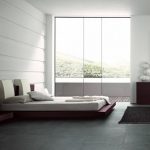 Chambre minimaliste avec des éléments bordeaux