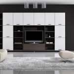 Salon spacieux avec un minimum de meubles et d'objets
