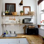 Avec l'aide d'étagères ouvertes, vous pouvez rendre une petite cuisine fonctionnelle et spacieuse.