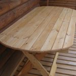 Table ronde en bois sur la véranda