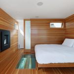 Chambre moderne recouverte de bois