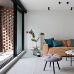 Salon calme sobre dans un style minimalisme