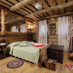 Cabane en rondins avec meubles en bois naturel
