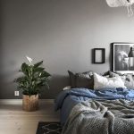Le style minimalisme de la décoration intérieure de la chambre à coucher est créé par une petite quantité de meubles.