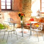 Table et chaises invisibles dans le style loft