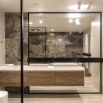 Salle de bains de forme géométrique simple sans détails inutiles