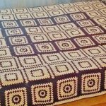 Couverture tricotée pour le grand lit avec leurs propres mains