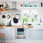 Vaisselle blanche brillante sur les étagères ouvertes - la décoration de la cuisine