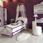 Chambre blanc-violet avec un auvent sur le lit