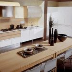Beige et blanc pour la cuisine dans une maison moderne