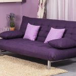 Livre de canapé violet dans le salon