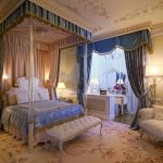 Chambre de luxe classique avec un auvent sur le lit