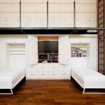 Transformateur de meubles dans un petit appartement avec de hauts plafonds