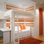 La conception du lit mezzanine et du canapé dans le même style