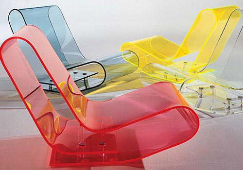 Chaises en plastique multicolores dans un style moderne