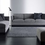 Canapés gris pour une pièce dans le style du minimalisme