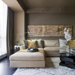 Canapé d'angle avec des coussins colorés dans un salon moderne