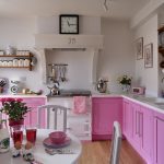 Cuisine blanc-rose sans armoires murales