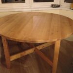 Belle grande table en bois de forme ronde