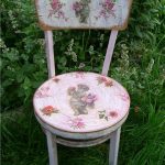 Une restauration intéressante d'une vieille chaise avec un beau motif.