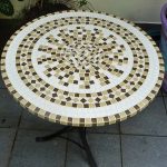 Table ronde en mosaïque joliment décorée
