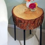 Mini table de forme circulaire en scie sur des pieds en métal