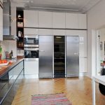 Amener la cuisine jusqu'au plafond pour une utilisation efficace de l'espace