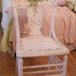 Chaise rose décorée selon la technique de découpage Tenderness