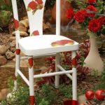 Chaise blanche élégante avec des roses de la vieille grand-mère