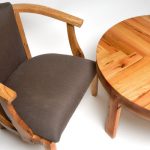 Table et chaise en bois faits à la main