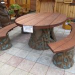 Table et bancs en bois avec éléments forgés