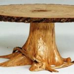 Une table d'une souche et la coupe d'un arbre