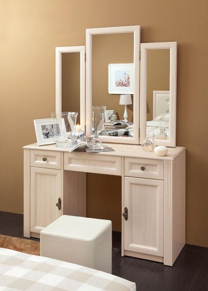 Treillis - table, équipée d'un miroir à trois portes