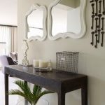 Coiffeuse table en pierre avec miroirs de différentes tailles
