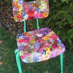 Découpage de fleurs lumineuses pour une chaise de pays