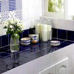 Combinaison de carreaux blancs et bleus sur le comptoir et le tablier de la cuisine