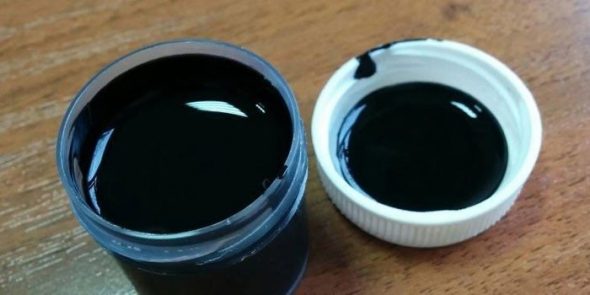 Peau liquide noire dans un bocal