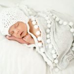 Couverture blanche à pompons pour bébé