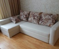 Canapé d'angle blanc avec coussins lumineux faites-le vous-même